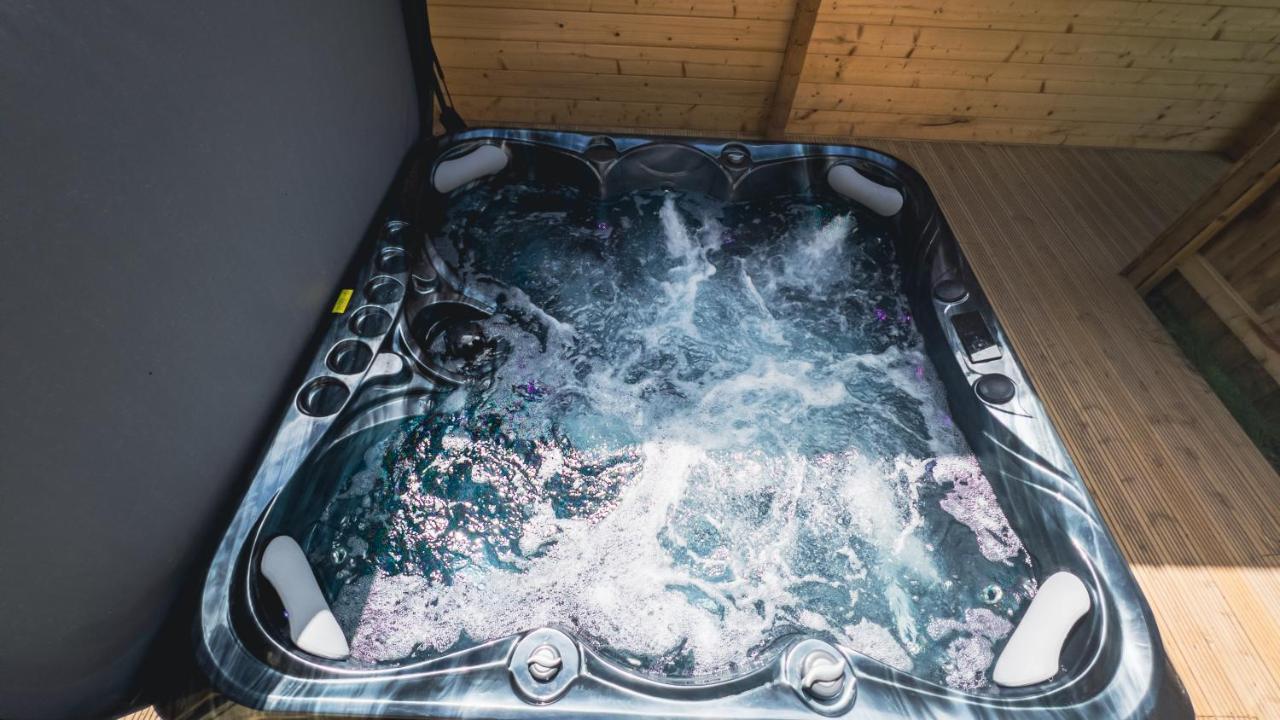 Sundance Lodge, Fantastic New Cabin With Hot Tub - Sleeps 6 - Largest In Felmoor Park Morpeth Esterno foto
