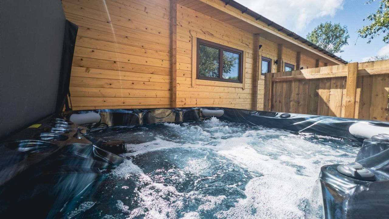 Sundance Lodge, Fantastic New Cabin With Hot Tub - Sleeps 6 - Largest In Felmoor Park Morpeth Esterno foto