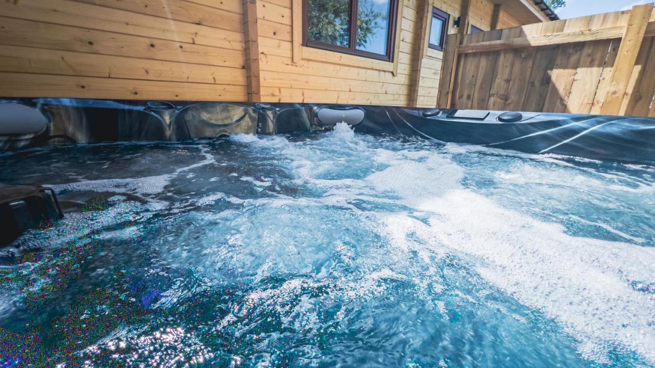 Sundance Lodge, Fantastic New Cabin With Hot Tub - Sleeps 6 - Largest In Felmoor Park Morpeth Esterno foto