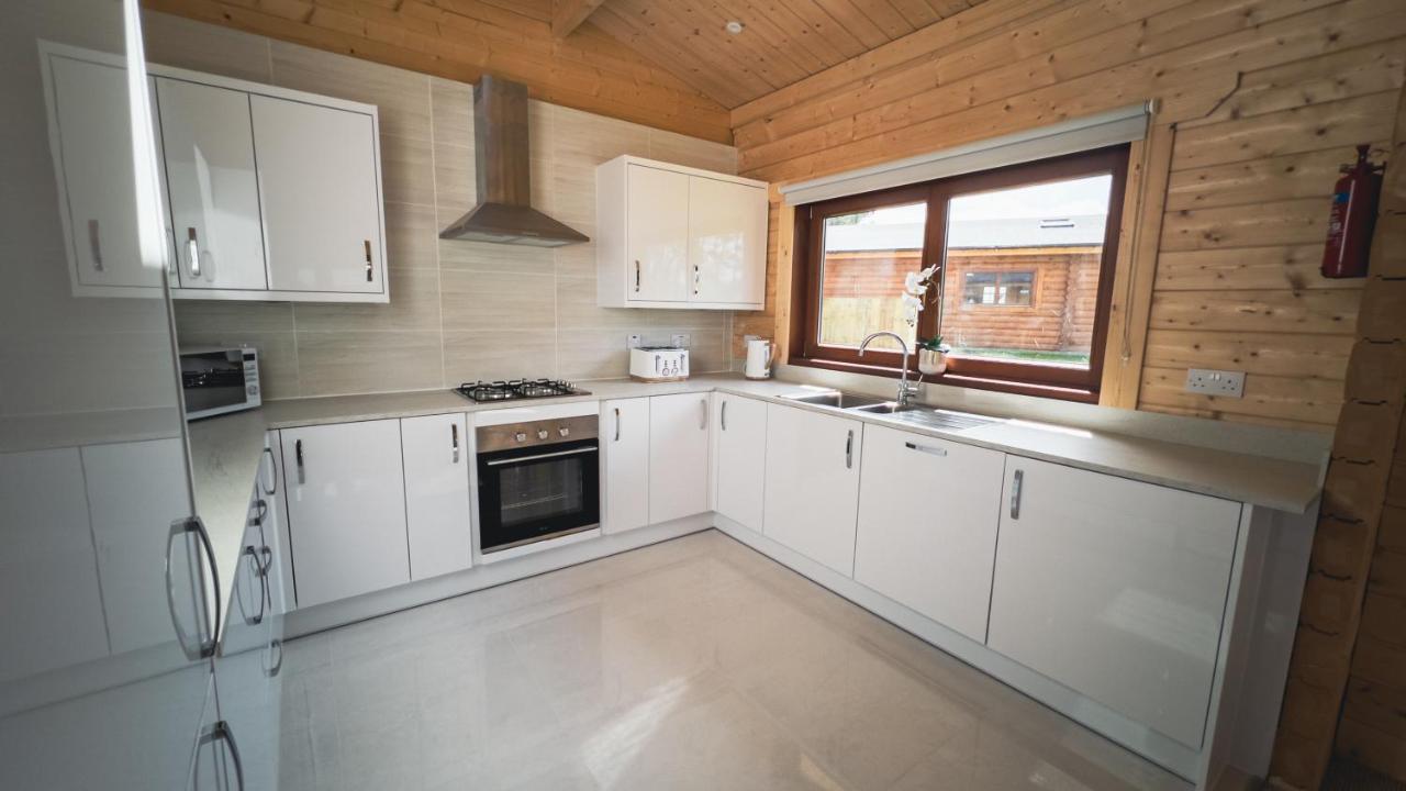 Sundance Lodge, Fantastic New Cabin With Hot Tub - Sleeps 6 - Largest In Felmoor Park Morpeth Esterno foto